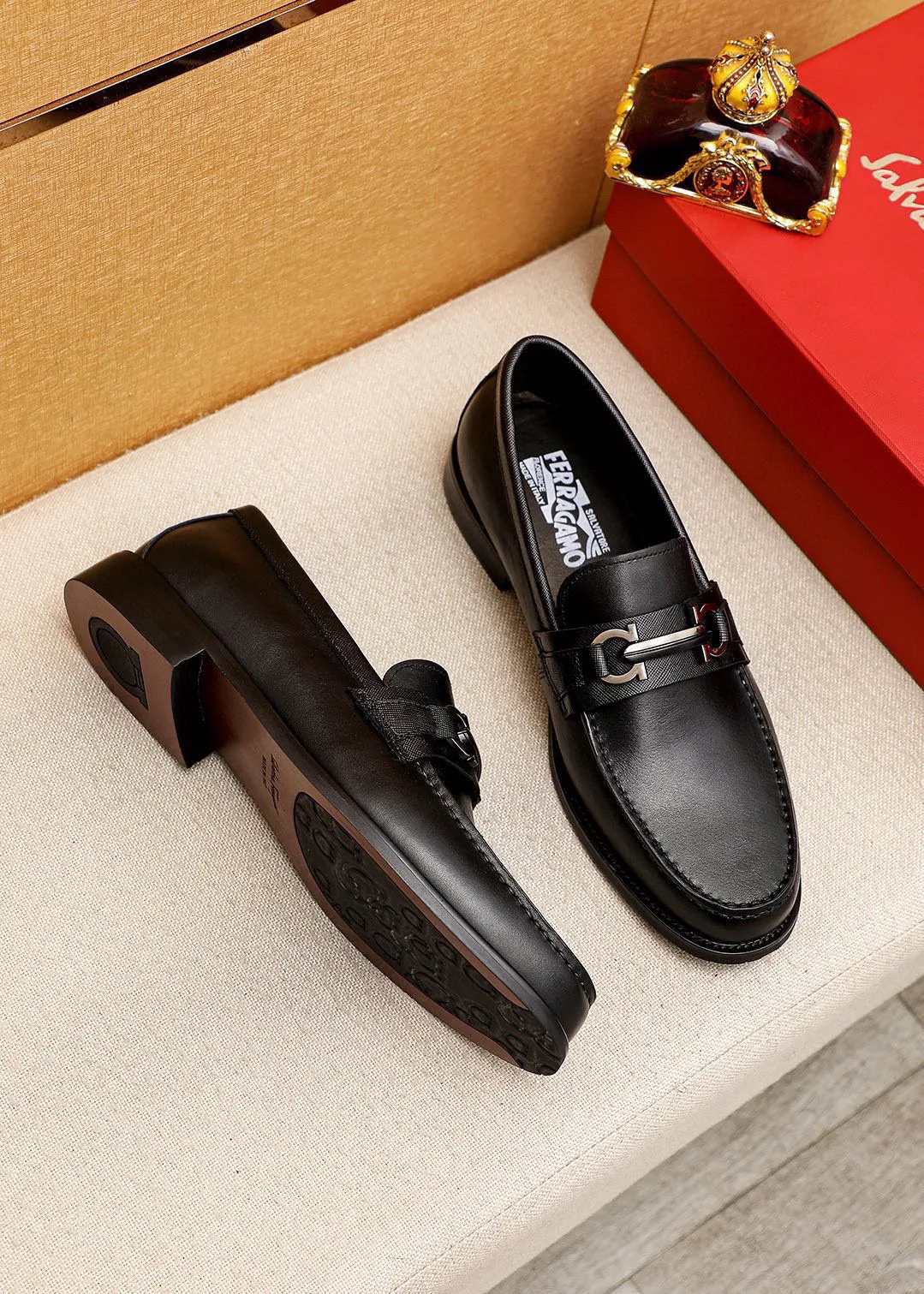 Men's shoes💰460💐 Product trademark: Ferragamo "Ferragamo" casual leather shoes Regular size: 38-44 (45.46🉑️customized) Product materials: Selected imported first-layer calfskin upper + luxury hardware buckle, imported water-dyed cowhide leather lining. Strong three-dimensional visual effect, original outsole color: 1⃣️color optional